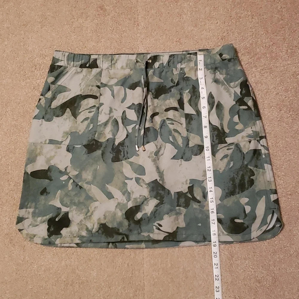 Chico's Zenergy Women's Green Floral Print Skirt.
